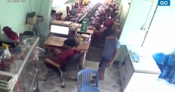 [Clip]: Nam thanh niên bị tát "lật mặt" vì trộm tiền quán internet