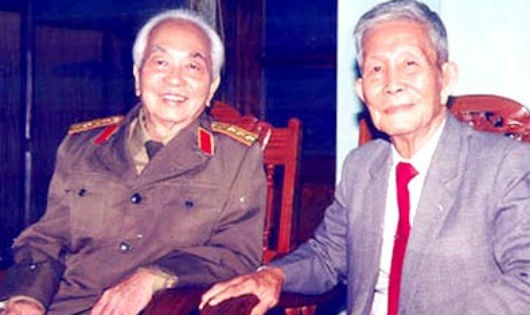 Đại tướng V&otilde; Nguy&ecirc;n Gi&aacute;p v&agrave; GS Trần Văn Gi&agrave;u.
