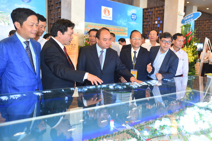 Thủ tướng thăm quan sa b&agrave;n ph&aacute;t triển du lịch ven biển của tỉnh B&igrave;nh Thuận.