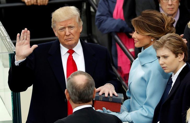 Tổng thống Donald Trump tuy&ecirc;n thệ trong lễ nhậm chức tại Điện Capitol ở Washington h&ocirc;m 20/1. (Ảnh: Reuters)