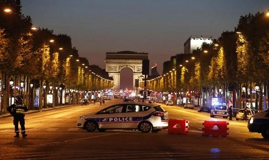 Xe cảnh s&aacute;t được huy động chắn ở Đại lộ Champs Elysees.