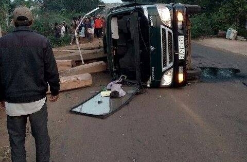 Gia Lai: Ô tô tải đâm vào đoàn người đi lấy nước, 2 người nguy kịch