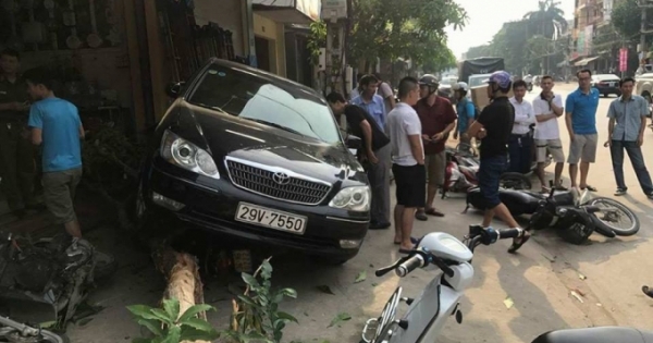Thanh Hóa: “Xe điên” đâm liên hoàn nhiều xe máy, một phụ nữ bị cuốn vào gầm