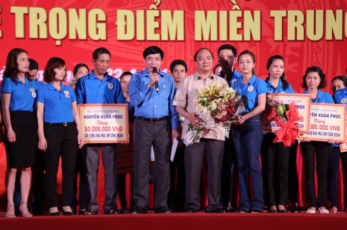 Thủ tướng Ch&iacute;nh phủ Nguyễn Xu&acirc;n Ph&uacute;c&nbsp;&nbsp;trao tặng 20