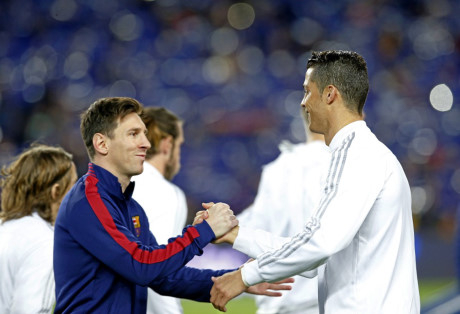 Messi v&agrave; Ronaldo vẫn l&agrave; 2 niềm hi vọng số 1 của mỗi đội. Ảnh: Marca.