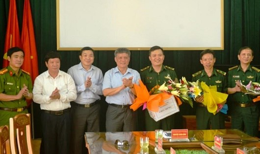 Ph&oacute; Chủ tịch UBND TP Hải Ph&ograve;ng Nguyễn Xu&acirc;n B&igrave;nh (giữa) trao thưởng cho c&aacute;n bộ, chiến sĩ Đồn BP C&aacute;t Hải.