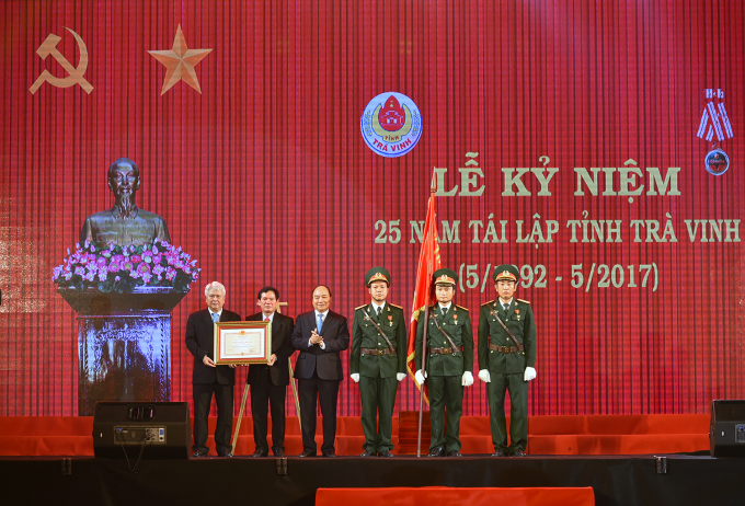 Thủ tướng Nguyễn Xu&acirc;n Ph&uacute;c trao Hu&acirc;n chương Độc lập hạng Nhất cho nh&acirc;n d&acirc;n v&agrave; c&aacute;n bộ tỉnh Tr&agrave; Vinh.