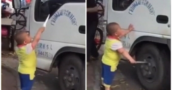 [Clip]: Bé trai 5 tuổi cầm dao uy hiếp tài xế ngay chốn đông người