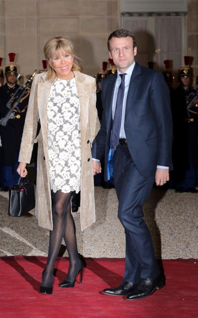 &Ocirc;ng Macron v&agrave; vợ, b&agrave; Brigitte Trogneux. (Ảnh: AP)