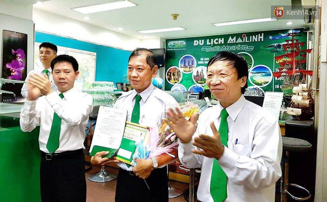 T&agrave;i xế&nbsp;Nguyễn Văn Ho&agrave;ng được tổng c&ocirc;ng ty Mai Linh trao thưởng.