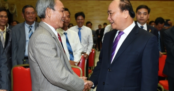 Thủ tướng Nguyễn Xuân Phúc ân cần hỏi thăm kiều bào tại Campuchia