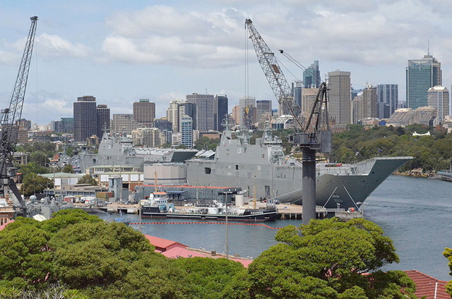 T&agrave;u HMAS Canberra l&agrave; t&agrave;u chỉ huy lớp Canberra của hạm đội t&agrave;u Hải qu&acirc;n Ho&agrave;ng gia Australia. T&agrave;u lớp Canberra được thiết kế dựa tr&ecirc;n t&agrave;u chiến Juan Carlos I của Hải qu&acirc;n T&acirc;y Ban Nha. Đ&acirc;y cũng l&agrave; một trong số những t&agrave;u chiến lớn nhất của Hải qu&acirc;n Australia. (Ảnh: Spuntik)
