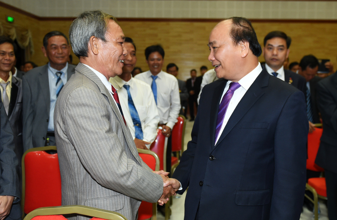 Thủ tướng Nguyễn Xu&acirc;n Ph&uacute;c thăm hỏi người Việt tại Campuchia.