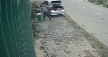 Clip: Nghi án người đàn ông lái "xế hộp" lấy trộm thùng rác bên đường