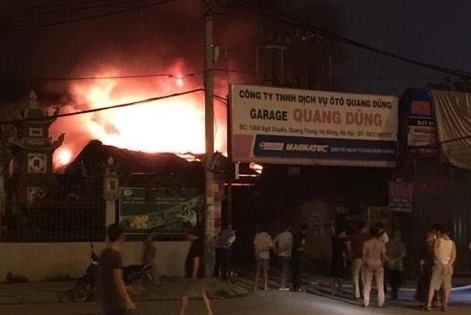 Hà Nội: Cháy lớn bên trong gara ô tô trên đường Ngô Thì Nhậm