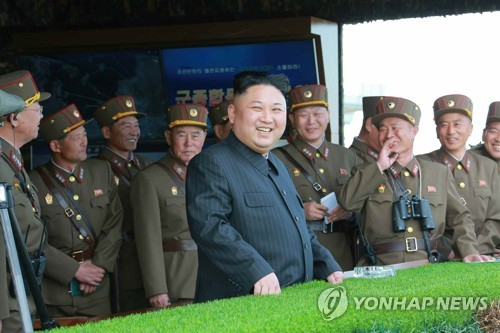 Nh&agrave; l&atilde;nh đạo Triều Ti&ecirc;n Kim Jong-un l&agrave; người trực tiếp quan s&aacute;t cuộc tập trận. (Ảnh: Yonhap)