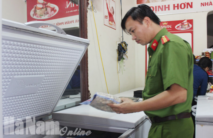 Kiểm tra tại cửa h&agrave;ng kinh doanh đồ đ&ocirc;ng lạnh Định Hơn (số 12, đường Nguyễn Văn Trỗi).