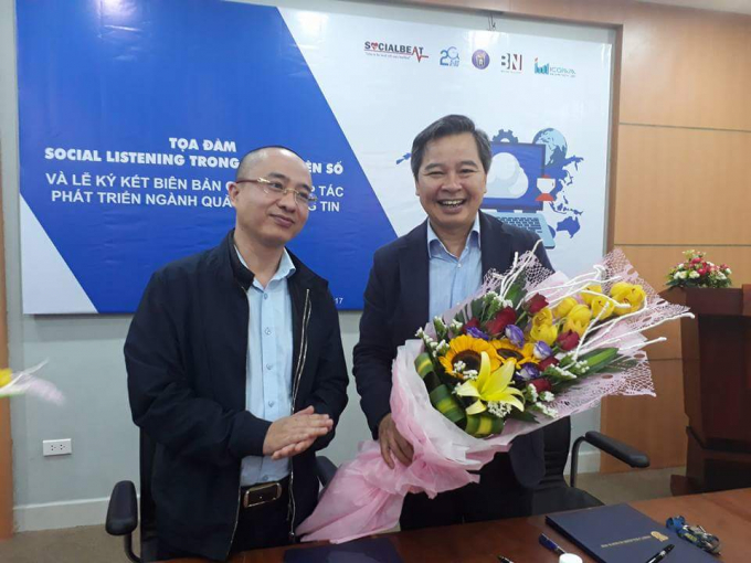GS.TS Phạm Quang Minh nhận hoa ch&uacute;c mừng của l&atilde;nh đạo Bảo Ninh&nbsp;Investment.