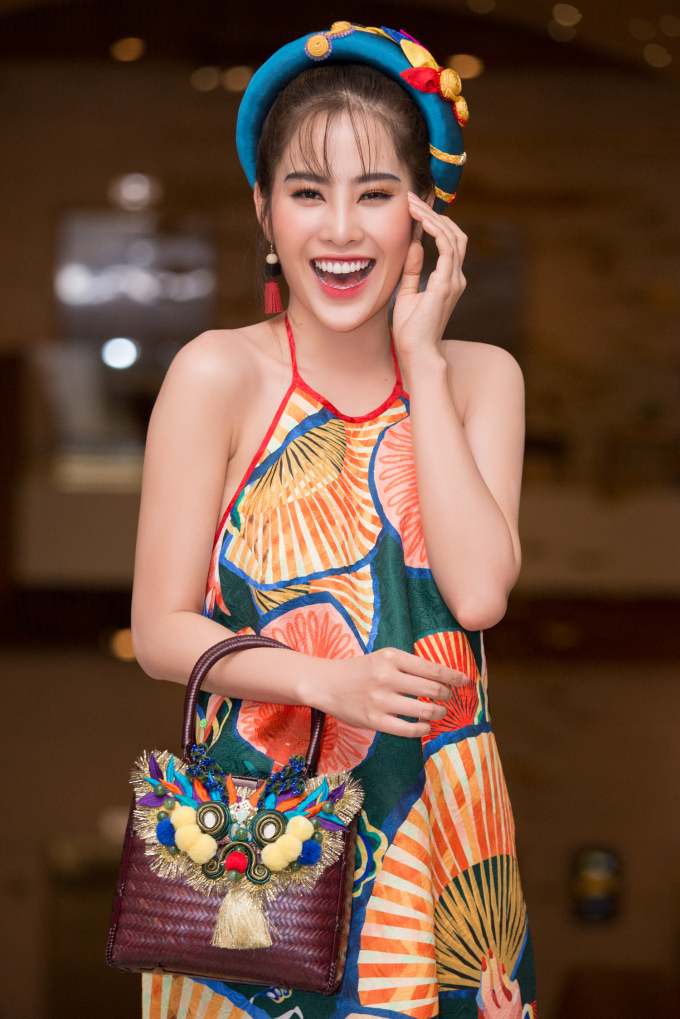 Hoa hậu Tường Linh đeo trang sức ngọc trai bạc tỉ đọ sắc c&ugrave;ng Nam Em