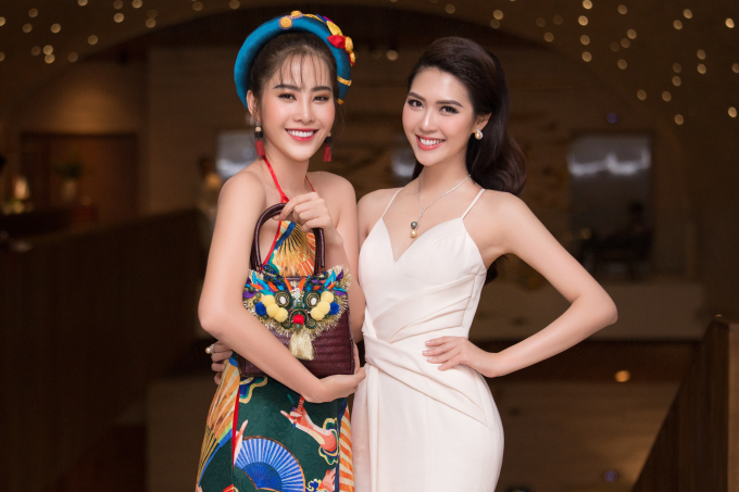 Hoa hậu Tường Linh đeo trang sức ngọc trai bạc tỉ đọ sắc c&ugrave;ng Nam Em