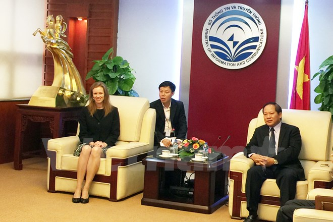 Bộ trưởng Trương Minh Tuấn (phải) v&agrave; đại diện cấp cao của Facebook trong buổi l&agrave;m việc. (Ảnh: T.H/Vietnam+)