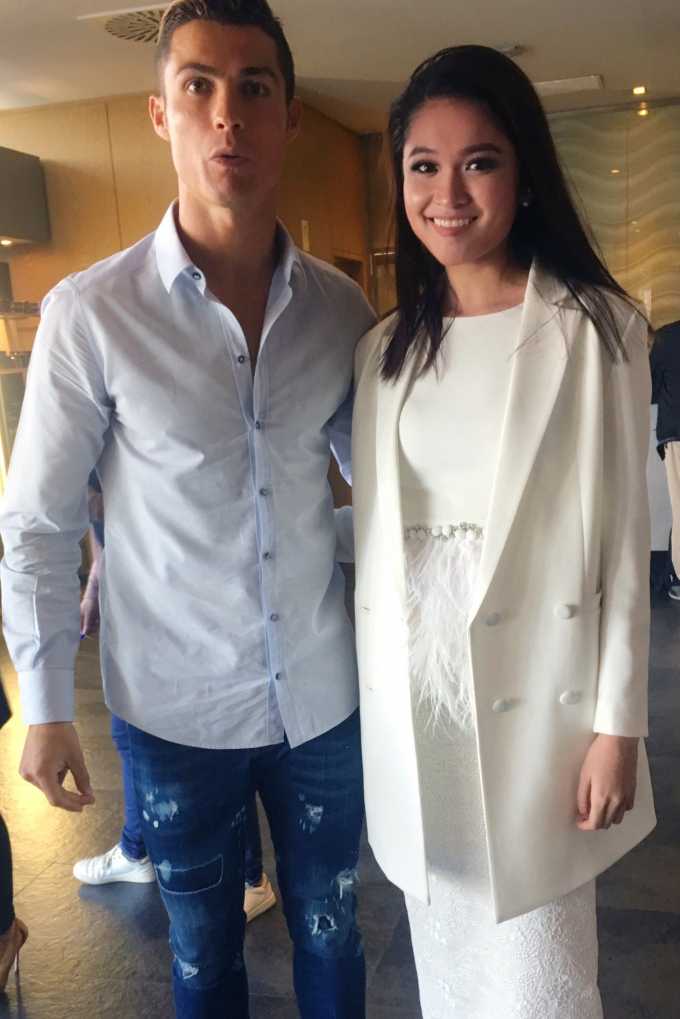 &Aacute; hậu Thuỳ Dung gặp gỡ danh thủ Cristiano Ronaldo tại Ch&acirc;u &Acirc;u