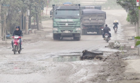 Sau phản ánh của Pháp luật Plus, Công an huyện Phú Xuyên xử lý xe quá tải, làm rơi vãi vật liệu