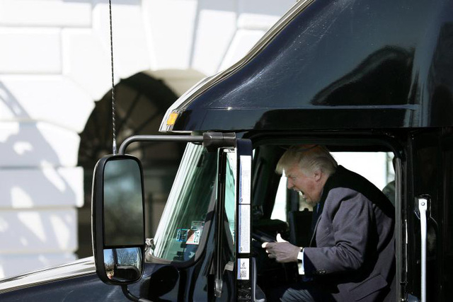 Tổng thống Trump thực hiện động t&aacute;c l&aacute;i xe tải khi &ocirc;ng ch&agrave;o đ&oacute;n những t&agrave;i xế l&aacute;i xe tải v&agrave; c&aacute;c l&atilde;nh đạo doanh nghiệp tới tham dự một cuộc họp về chăm s&oacute;c sức khỏe tại Nh&agrave; Trắng.