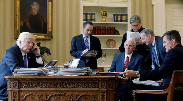Tổng thống Trump điện đ&agrave;m với Tổng thống Nga Vladimir Putin tại Ph&ograve;ng Bầu Dục. Ngồi xung quanh &ocirc;ng c&oacute; Ch&aacute;nh Văn ph&ograve;ng Nh&agrave; Trắng Reince Priebus, Ph&oacute; Tổng thống Mike Pence, cố vấn cấp cao Steve Bannon, Gi&aacute;m đốc Truyền th&ocirc;ng Sean Spicer v&agrave; cựu Cố vấn An ninh quốc gia Michael Flynn.