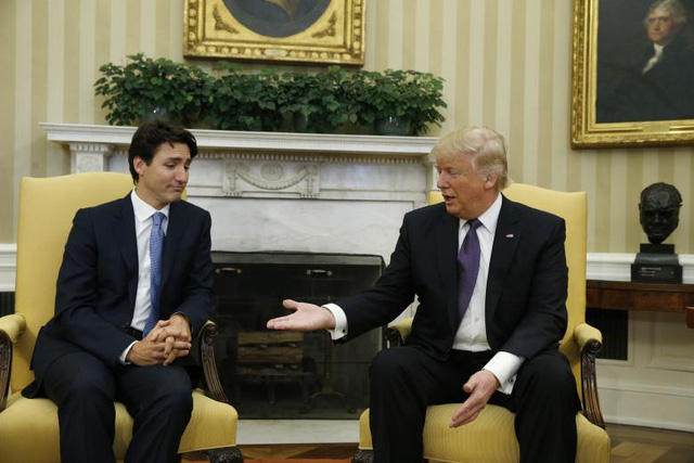 Tổng thống Trump tr&ograve; chuyện c&ugrave;ng Thủ tướng Canada Justin Trudeau tại Ph&ograve;ng Bầu Dục Nh&agrave; Trắng ng&agrave;y 13/2, trong đ&oacute; nhấn mạnh tới việc tăng cường hợp t&aacute;c giữa hai nước. &Ocirc;ng Trudeau cũng l&agrave; một trong số những nh&agrave; l&atilde;nh đạo đầu ti&ecirc;n tới gặp Tổng thống Trump sau khi &ocirc;ng nhậm chức.