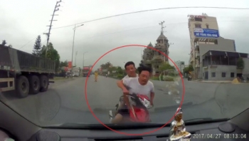 Quảng Ninh: Chạy trốn CSGT, 2 người đi xe máy lao thẳng vào ô tô