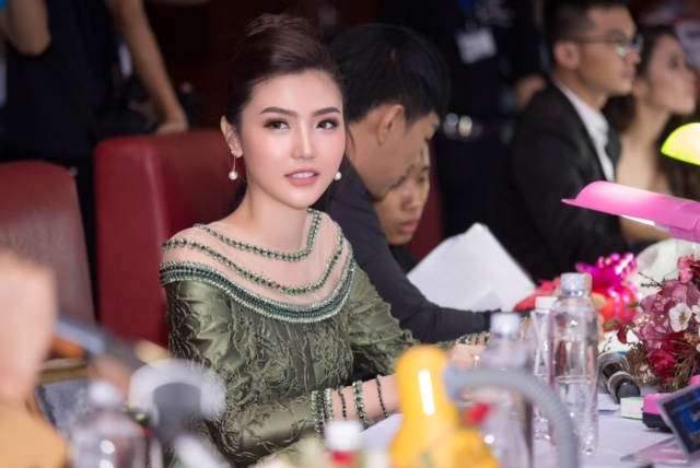 Hoa hậu Ngọc Duy&ecirc;n trao vương miện cho Hoa kh&ocirc;i Đại học Sư phạm Kỹ Thuật TP HCM