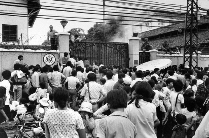 Khung cảnh hỗn loạn ở ph&iacute;a trước cổng đại sứ qu&aacute;n Mỹ trước thời khắc lịch sử&nbsp;miền Nam giải ph&oacute;ng, đất nước thống nhất năm 1975.