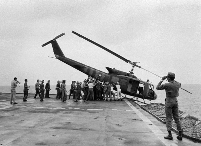 Nh&acirc;n vi&ecirc;n Hải qu&acirc;n Mỹ tr&ecirc;n t&agrave;u USS Blue Ridge cố gắng đẩy một m&aacute;y bay trực thăng xuống biển ngo&agrave;i khơi bờ biển của Việt Nam để chỗ cho th&ecirc;m người di tản khỏi S&agrave;i G&ograve;n. Ảnh chụp ng&agrave;y 29/4/1975.