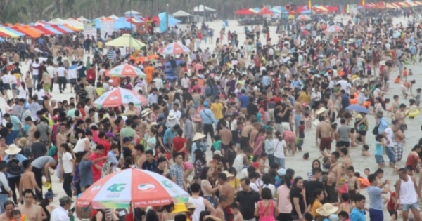 Quảng Ninh: Biển người trên bãi tắm ở vịnh Hạ Long