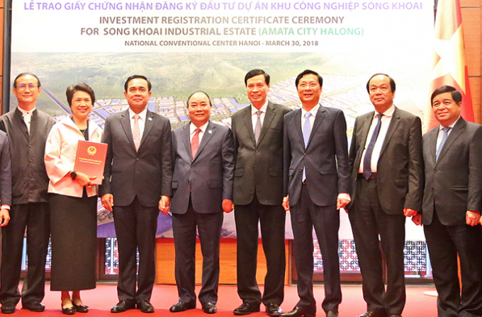 Lễ trao giấy chứng nhận đầu tư c&oacute; sự chứng kiến của Thủ tướng Ch&iacute;nh phủ Nguyễn Xu&acirc;n Ph&uacute;c v&agrave; Thủ tướng Ch&iacute;nh phủ Th&aacute;i Lan Prayut ChanOCha.