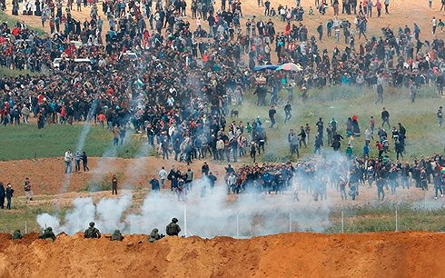 Qu&acirc;n đội Israel đụng độ với người biểu t&igrave;nh Palestine tại Dải Gaza. Ảnh: AFP/Getty Images