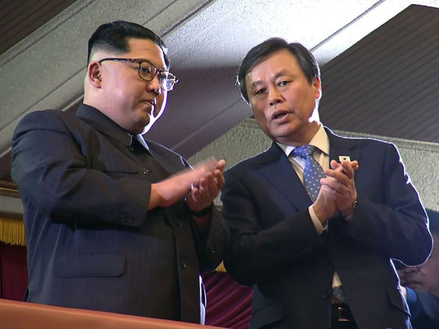 Nh&agrave; l&atilde;nh đạo Triều Ti&ecirc;n Kim Jong-un v&agrave; Bộ trưởng Văn h&oacute;a H&agrave;n Quốc tại buổi biểu diễn. (Ảnh: AFP)