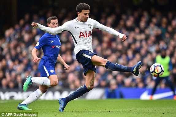 Dele Alli ghi b&agrave;n thắng ấn định tỉ số 3-1 cho Tottenham. (Ảnh: AFP/ Getty Images.)