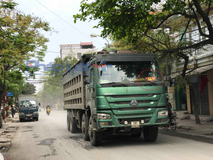 Xe tải mang ph&ugrave; hiệu đỏ &ldquo;BA V&Igrave;&rdquo; ngang nhi&ecirc;n hoạt động