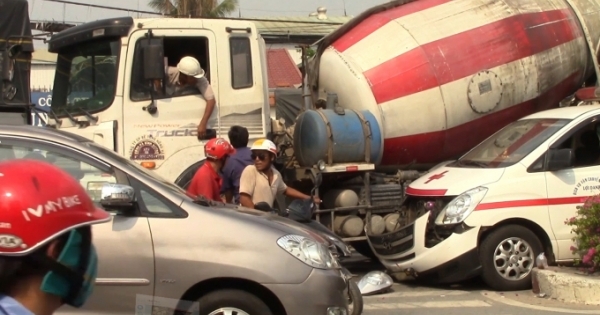 Bình Dương: Xe bồn va chạm với xe cấp cứu, nhiều người may mắn thoát nạn
