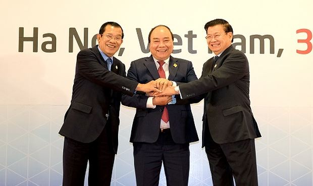 Thủ tướng Nguyễn Xu&acirc;n Ph&uacute;c c&ugrave;ng Thủ tướng L&agrave;o v&agrave; Thủ tướng Campuchia.