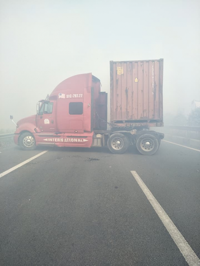 Chiếc xe container chắn ngang đường cao tốc. ảnh:UB Tung.