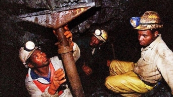 Sáu thợ mỏ latinum ở Nam Phi thiệt mạng trong vụ tấn công xe buýt