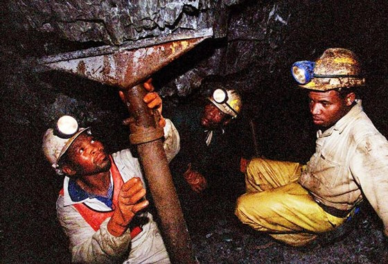 C&ocirc;ng nh&acirc;n khai th&aacute;c mỏ tại Nam Phi. Ảnh: Reuters