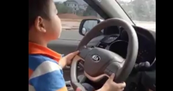 Giật mình với clip bé trai điều khiển ô tô trên đường