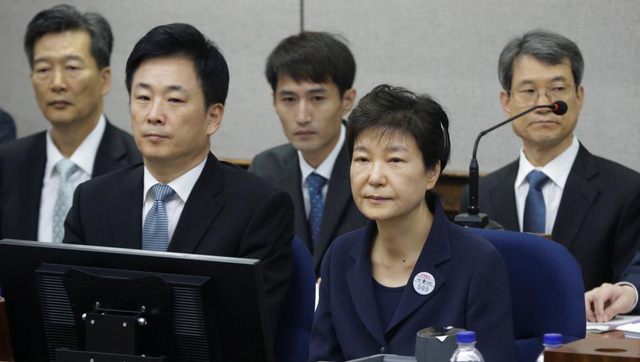 Cựu tổng thống H&agrave;n Quốc b&agrave; Park Geun Hye (phải, h&agrave;ng đầu) trong phi&ecirc;n t&ograve;a tại Seoul, ng&agrave;y 23/5/2017 - Ảnh: REUTERS