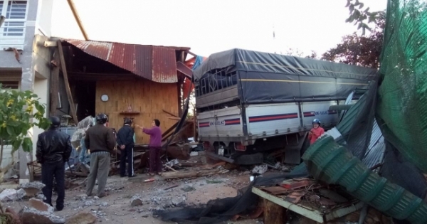 Lâm Đồng: Xe tải lao vào nhà lúc rạng sáng, cả gia đình thoát chết
