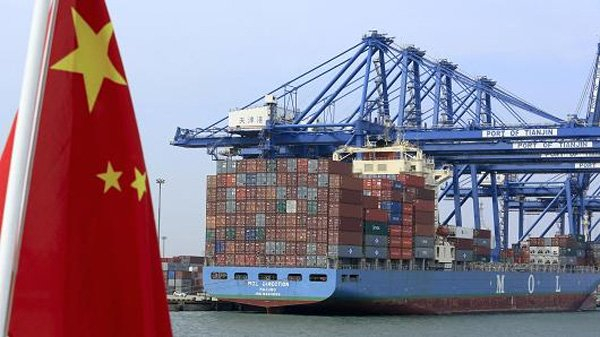 C&aacute;c c&ocirc;ng-ten-nơ đang được bốc dỡ tại cảng Thi&ecirc;n T&acirc;n, Trung Quốc. Ảnh: CNBC