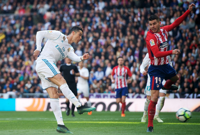 Ronaldo đ&atilde; c&oacute; một pha tho&aacute;t sự phong tỏa của đối phương đầy kinh nghiệm v&agrave; dứt điểm một chạm từ đường tạt của Gareth Bale để mở tỷ số.